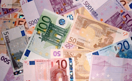 Доллар укрепляется к евро, завершая квартал самым значительным падением за 5 лет