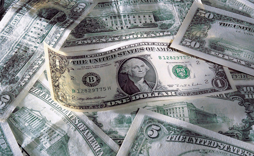 Доллар продолжает прибавлять к мировым валютам на статистике в США