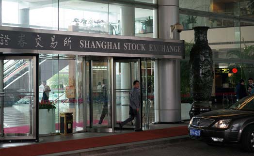 Индекс шанхайской биржи к полудню упал более чем на 2%