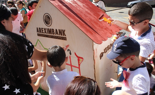 Children of Areximbank – Gazprombank Group staff painting walls on Armenia’s independence day