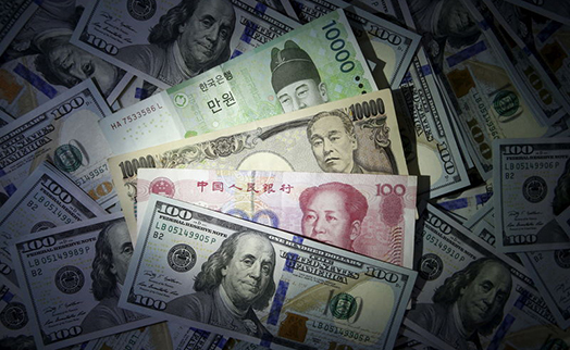 Доллар торгуется разнонаправленно к иене и евро после удешевления накануне