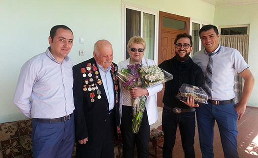 Сотрудники ЗАО «Арэксимбанк-Группа Газпромбанка» в канун праздника Победы поздравили ветерана ВОВ
