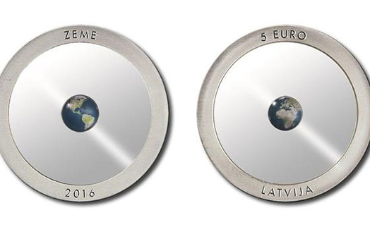 В Латвии выпустили прозрачную монету с Землей