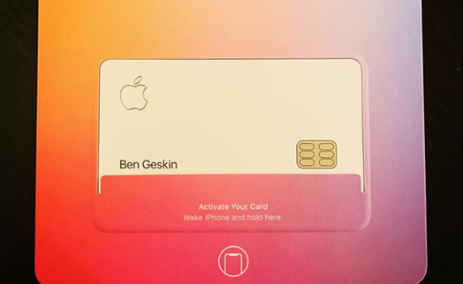 Инсайдер показал первую банковскую карту от Apple
