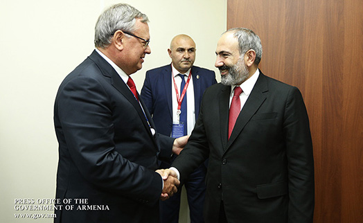 Пашинян и глава банка ВТБ обсудили развитие экономики Армении