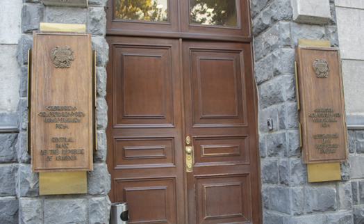 ЦБ Армении обнародовал список временно приостановивших работу в Эчмиадзине филиалов ряда комбанков