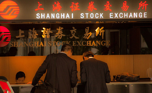 Фондовые биржи Китая открылись обвалом котировок