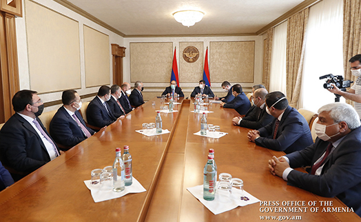 Pashinyan, Haroutunyan point out necessity of bolstering Artsakh’s banking system