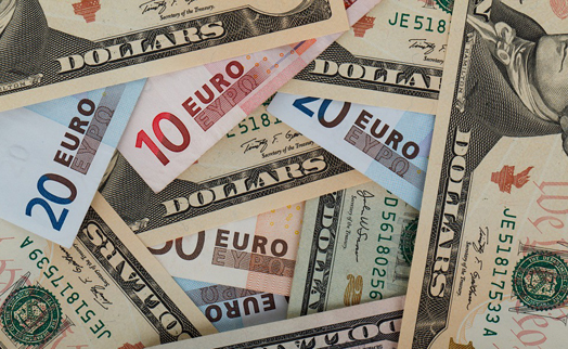 Рост курса доллара создает дополнительную нагрузку на экономику Европы и остальному миру - Bloomberg