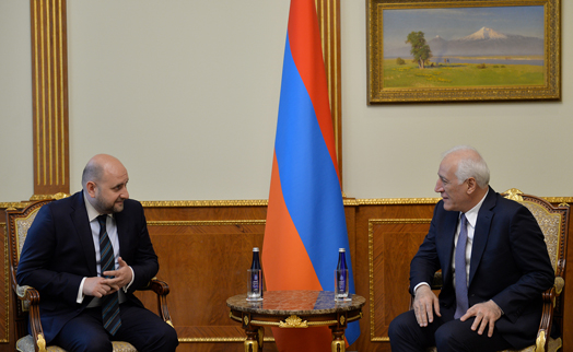 Глава ЦБ Армении представил президенту риски колебаний драма
