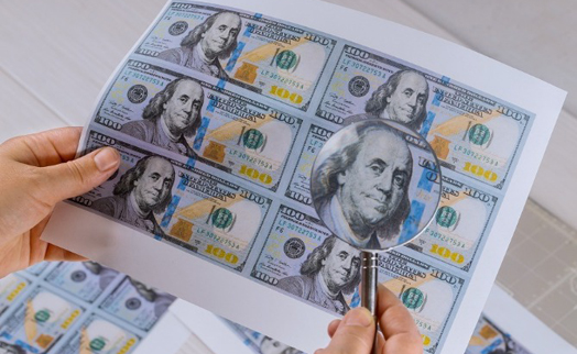 В Ереване 34-летний мужчина подозревается в реализации фальшивых долларов
